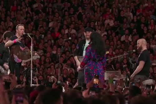 coldplay_mainkan_lagu_protes_iran_dalam_konser_di_buenos_aires_argentina