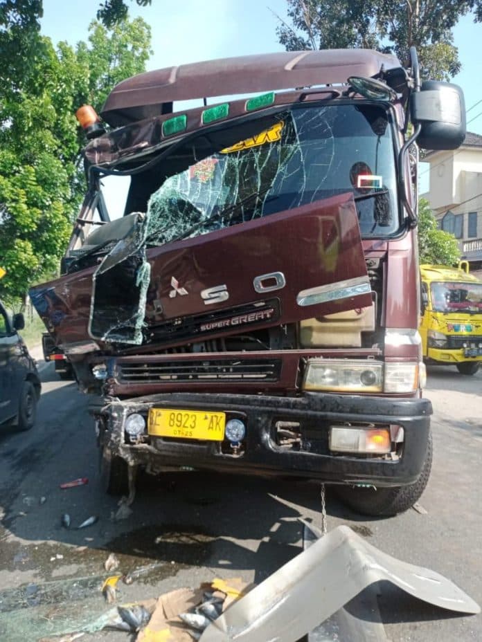 colt_diesel_kontra_truk_tangki_di_tol_sei_rempah_1_tewas_dan_1_luka_berat