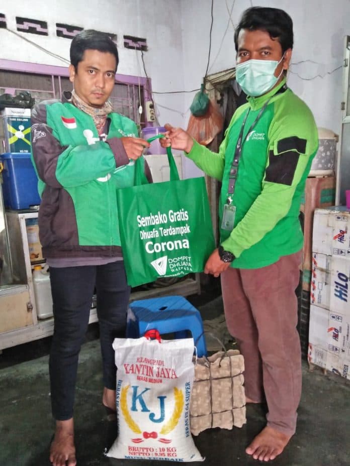 corona_cekik_ekonomi_rakyat_kecil_dd_waspada_distribusikan_paket_sembako_di_medan