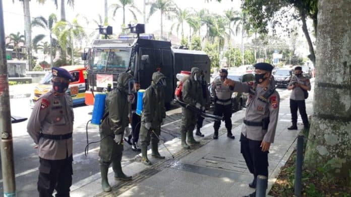 covid_19_belum_berakhir_brimob_siantar_kembali_turunkan_rantis_water_canon