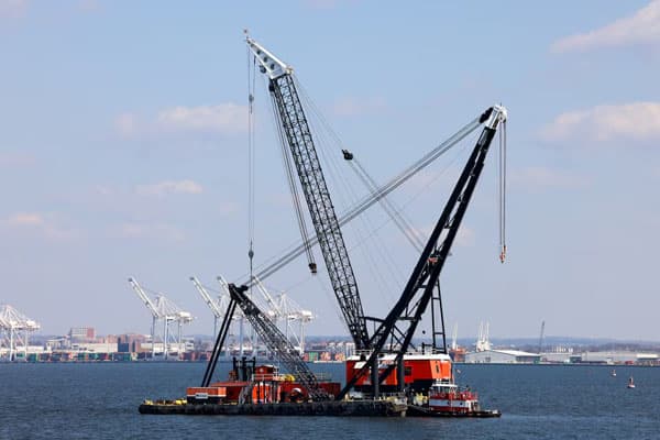 crane_raksasa_mulai_beroperasi_bersihkan_puing_puing_jembatan_baltimore