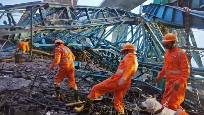 crane_rubuh_di_india_tewaskan_17_pekerja_proyek