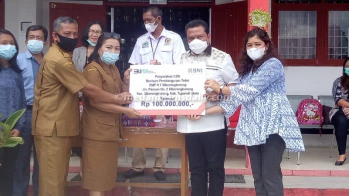 csr_bni_rp100_juta_bangun_10_toilet_smpn_1_siborongborong
