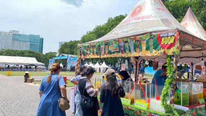 cuaca_panas_penjualan_es_di_bazar_merdang_merdem_jadi_incaran