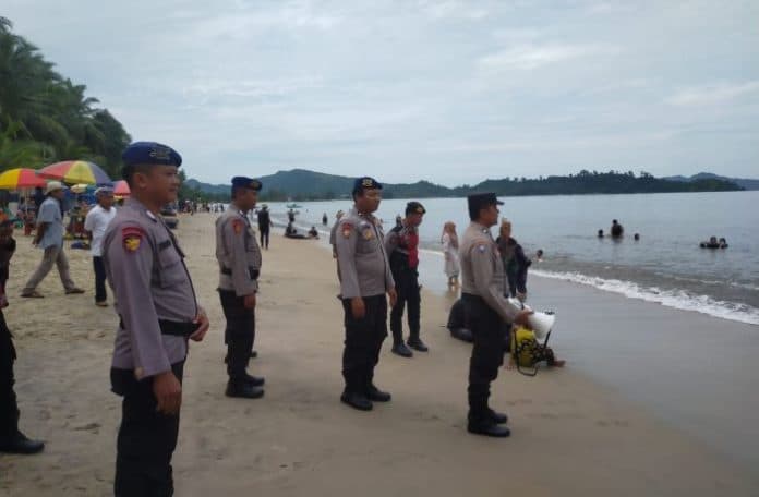 cuaca_tak_kondusif_polisi_larang_kapal_ke_pulau_kalimantung