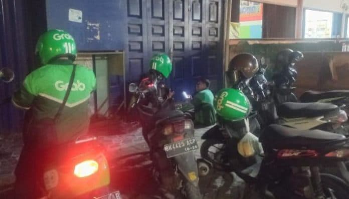 cuaca_tak_menentu_bukan_jadi_penghalang_bagi_driver_ojol_dapatkan_orderan