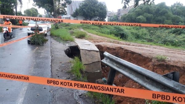 curah_hujan_meningkat_di_siantar_tanah_di_pinggiran_jalinsum_longsor
