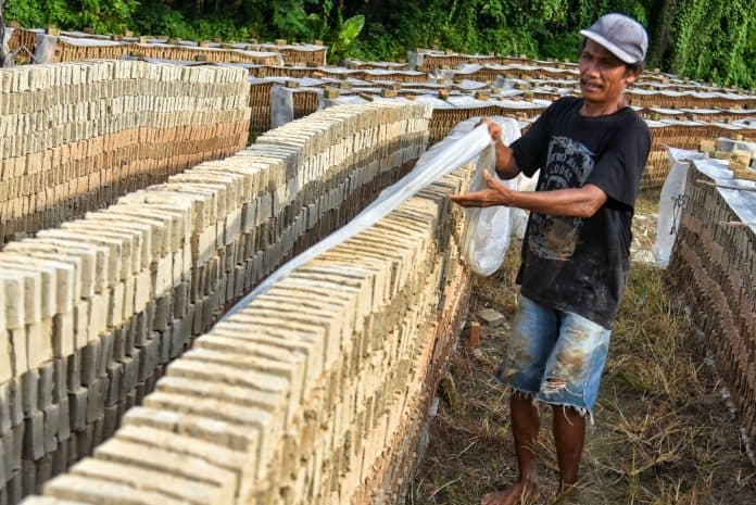curah_hujan_tinggi_produksi_batu_bata_merosot