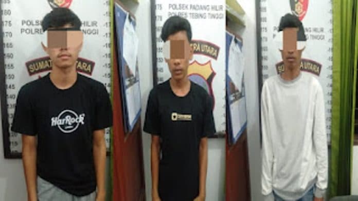 curi_50_pasang_sepatu_tiga_warga_tebing_tinggi_diringkus_di_rumah_dan_warnet
