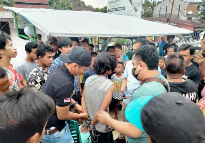 curi_uang_dari_kotak_infaq_masjid_jalan_siatas_barita_pelaku_dihajar_massa