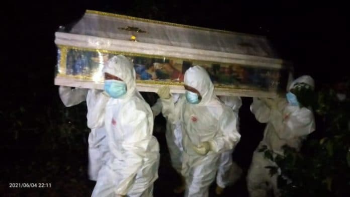 dairi_zona_merah_warga_apresiasi_tindakan_bripka_johannes_simbolon_jadi_relawan_pemakaman_covid_19
