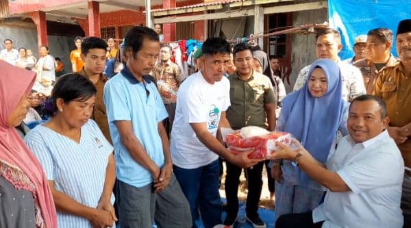 dalam_kondisi_sakit_wali_kota_sibolga_serahkan_bantuan_untuk_korban_kebakaran