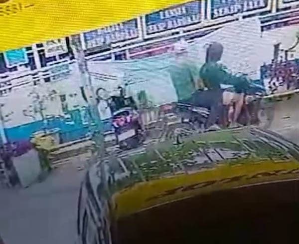 dalam_waktu_17_detik_honda_scoopy_dilarikan_dari_depan_kantor_desa_sekip