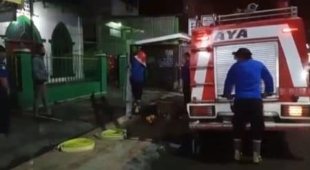 damkar_asahan_musnahkan_sarang_tawon_raksasa_di_atap_rumah_warga