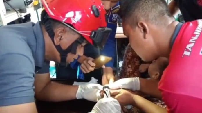 damkar_ingatkan_orang_tua_jangan_pakaikan_cincin_di_jari_bayi