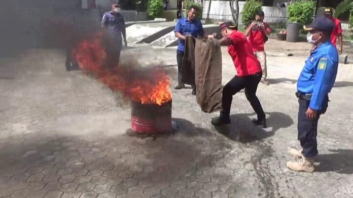 damkar_kabupaten_langkat_simulasi_penanggulangan_kebakaran