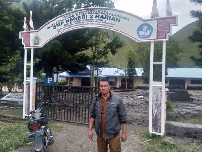 dampak_banjir_gedung_smp_negeri_2_harian_di_samosir_dipenuhi_lumpur