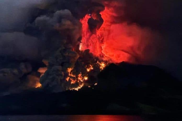 dampak_erupsi_gunung_ruang_operasional_bandara_sam_ratulangi_manado_ditutup_sementara