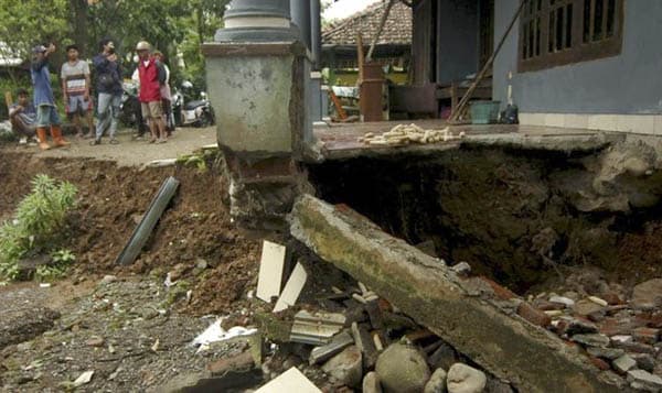 dampak_gempa_di_gresik_bnpb_bangun_rumah_warga_yang_rusak_berbiaya_sampai_rp60_juta