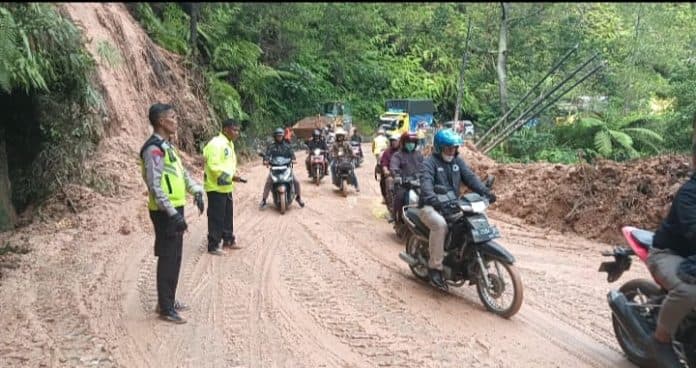 dampak_hujan_deras_tebing_setinggi_30_meter_longsor_menutupi_jalinsum_di_toba