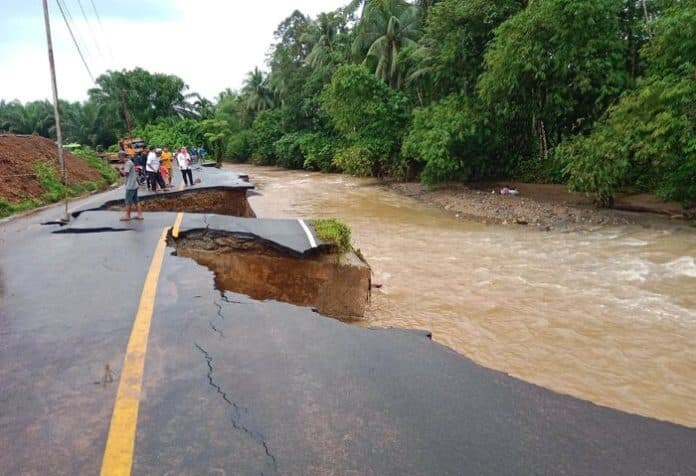dampak_tingginya_intensitas_hujan_5_desa_di_tapsel_banjir_dan_jalan_longsor