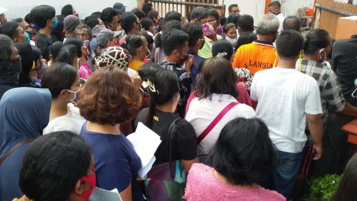 dana_blt_cair_warga_membludak_di_kantor_pos_siantar