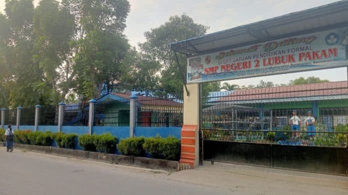 dana_bos_foto_raport_dan_ijazah_di_smpn_2_lubuk_pakam_diduga_dibagi_bagi