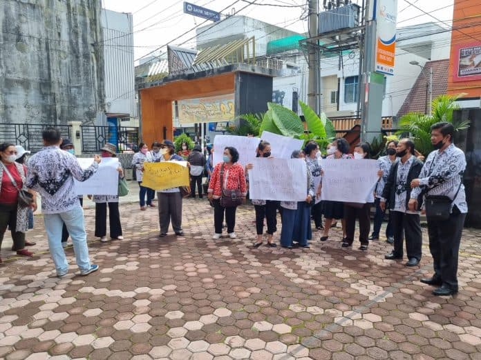 dana_sertifikasi_guru_tak_kunjung_cair_guru_di_siantar_geruduk_kantor_dinas_pendidikan