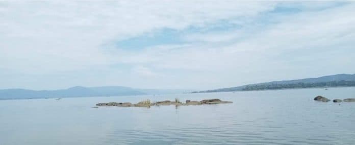 danau_toba_di_daerah_parparean_menyimpan_legenda_ada_batu_ilik_mirip_dinosaurus