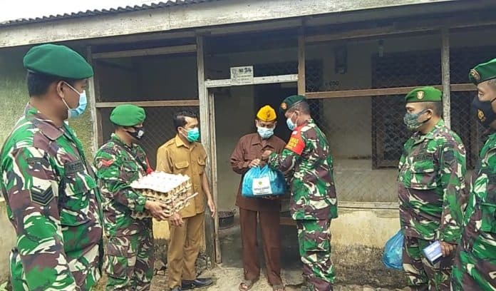 dandim_0204ds_bagi_sembako_kepada_lvri_di_stm_hilir