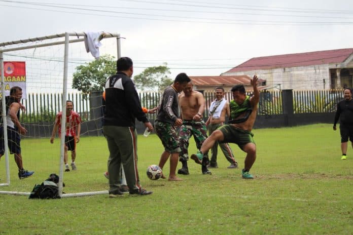 dandim_0205tk_ajak_rekan_pers_se_tanah_karo_olahraga_bersama