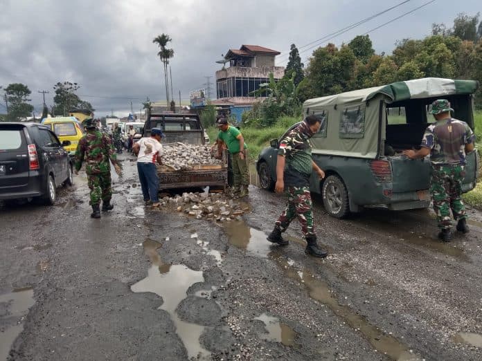 dandim_0205tk_timbun_jalan_rusak_di_jamin_ginting_kabupaten_karo