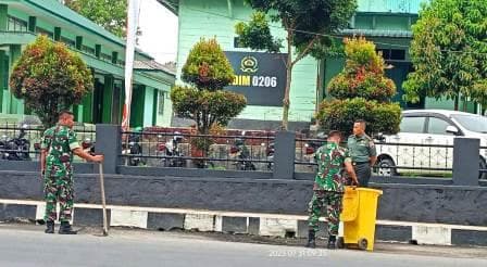 dandim_0206dairi_tertangkap_kamera_lagi_bersih_bersih