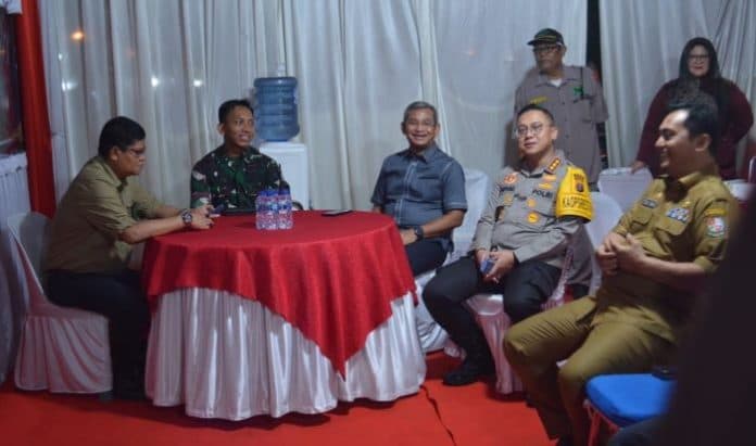 dandim_dan_kapolresta_deli_serdang_serahkan_bingkisan_natal_di_pos_pam_nataru