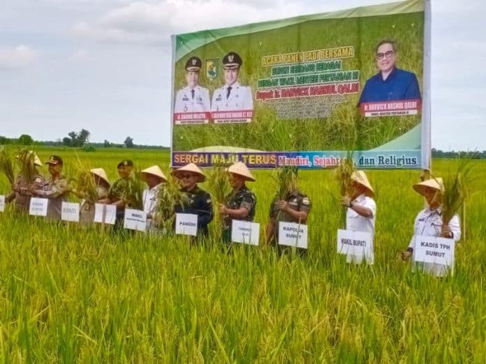 danrem_022pt_hadiri_panen_padi_bersama_wakil_menteri_pertanian_ri_di_sergai
