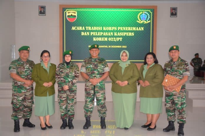 danrem_022pt_pimpin_acara_tradisi_korps_penerimaan_dan_pelepasan_kasipers_korem_022pt