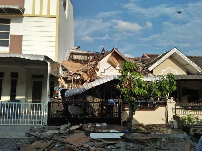 dansat_brimob_poldasu_turun_ke_lokasi_ledakan_di_cemara_asri