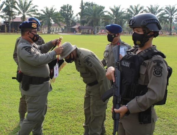 danyon_b_sat_brimob_poldasu_pimpin_upacara_latihan_peningkatan_kemampuan_gerilya_anti_gerilya