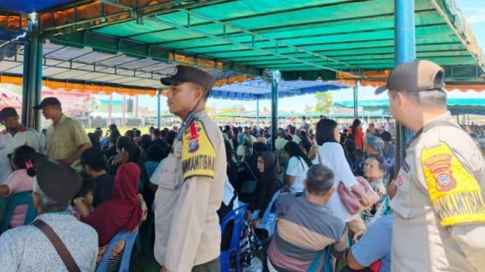dapat_bansos_325_warga_samosir_dikawal_polisi_ke_dairi