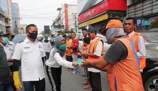 dapat_bantuan_masker_juru_parkir_minta_sembako
