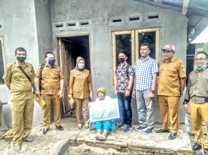 dapat_bedah_rumah_nenek_supinah_sebut_puji_syukur
