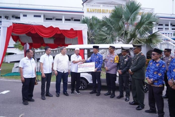 dapat_csr_mobil_dari_ptpn_iv_pemkab_labusel_antar_jemput_lansia_yang_urus_ktp