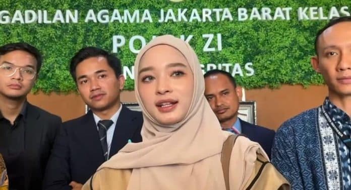 dapat_hak_asuh_anak_inara_rusli_sujud_syukur_usai_resmi_cerai_dari_virgoun