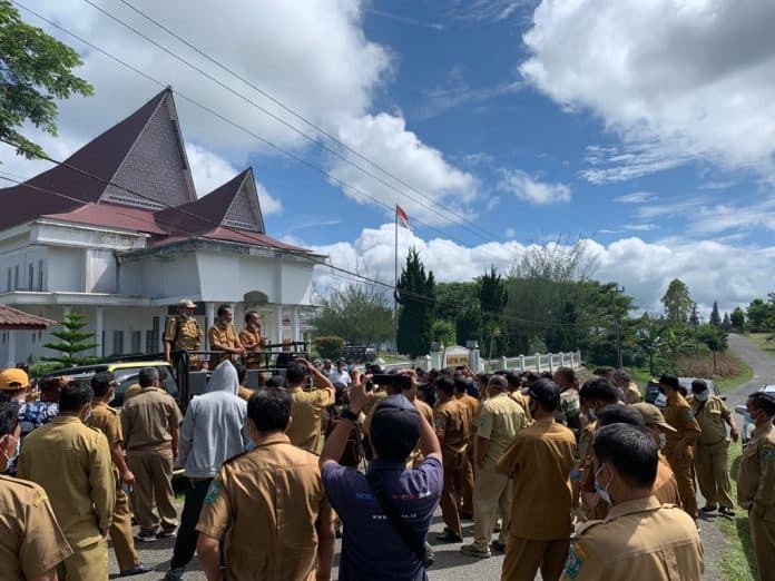 dapat_info_pilpanag_ditunda_puluhan_pangulu_datangi_dprd_simalungun