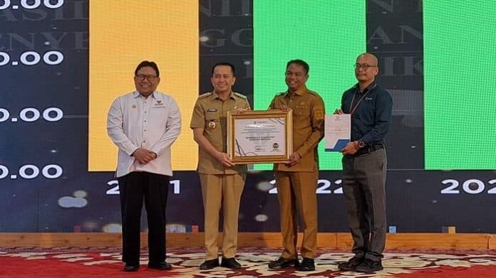 dapat_penghargaan_pelayanan_kualitas_tertinggi_bupati_sergai_masyarakat_senang