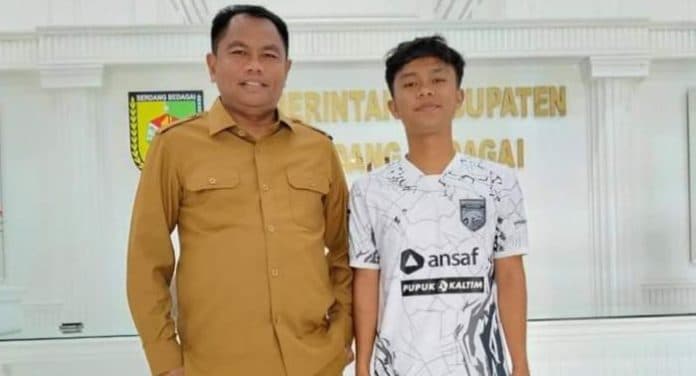 darma_wijaya_apresiasi_prestasi_paisal_anak_sergai_yang_berkiprah_di_borneo_fc