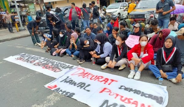 darurat_demokrasi_aliansi_mahasiswa_siantar_turun_ke_jalan