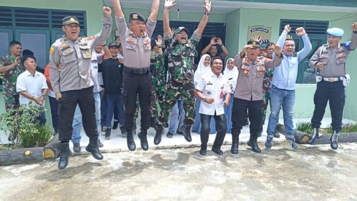datangi_koramil_talawi_kapolsek_labuhan_ruku_ucapkan_selamat_hut_tni