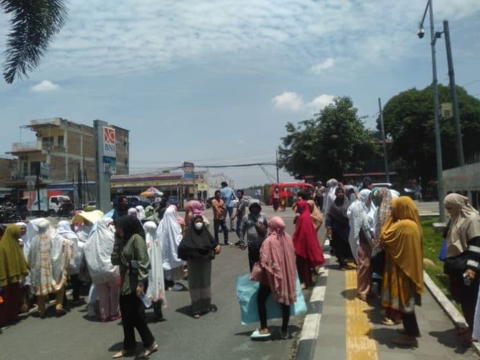 datangi_polda_sumut_puluhan_emak_emak_minta_bandar_judi_ditindak_tegas