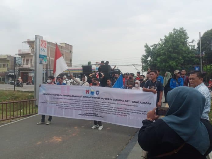 datangi_polda_sumut_puluhan_mahasiswa_asal_labuhanbatu_minta_kapolres_dicopot